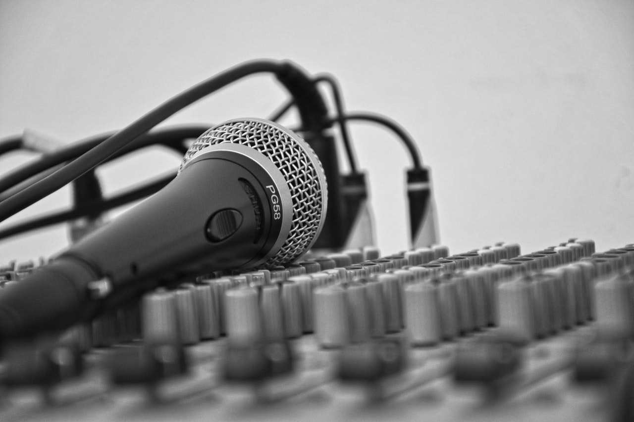 Mixerbord och mikrofon